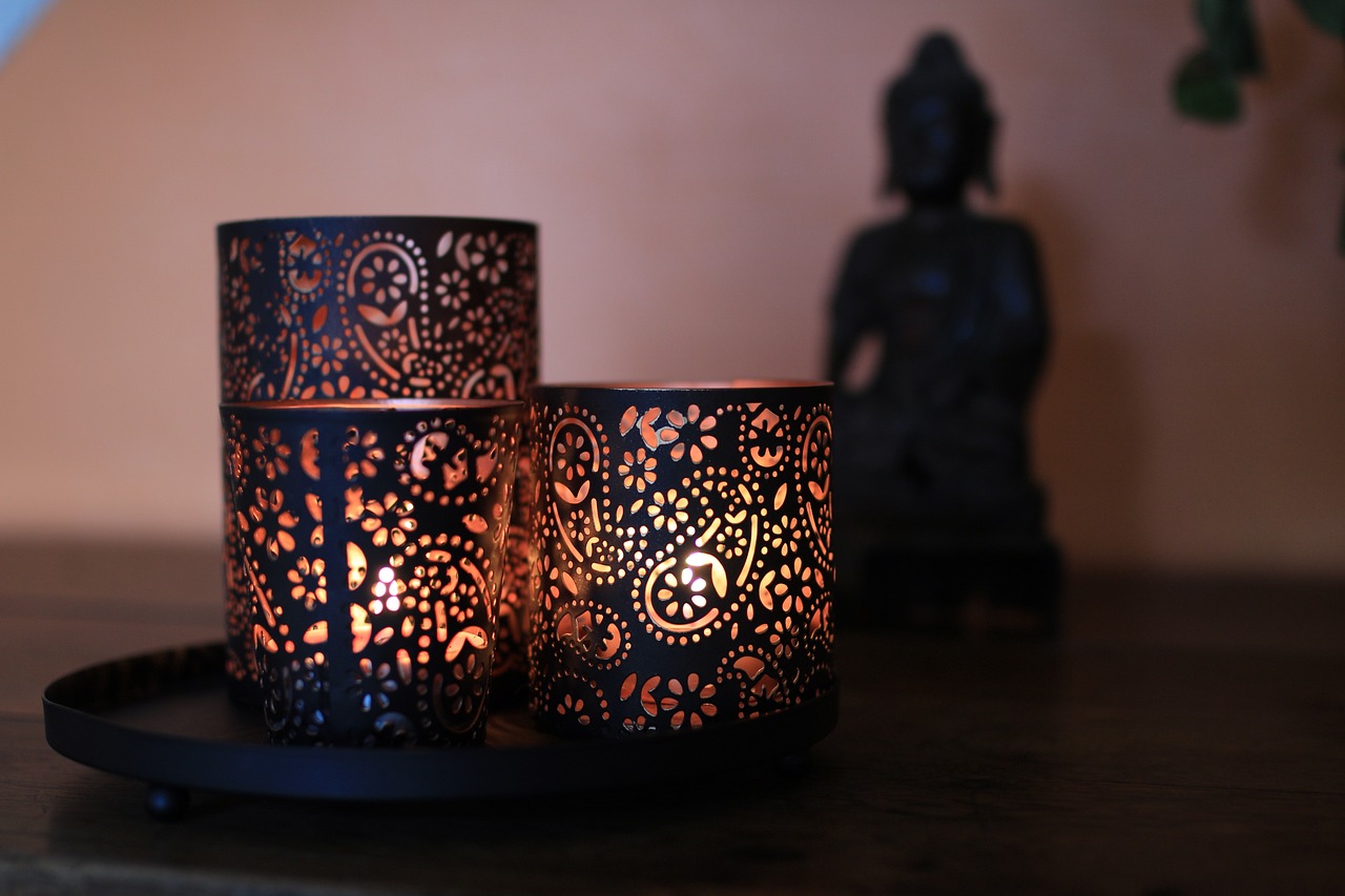 Espace zen avec un bouddha et des bougies