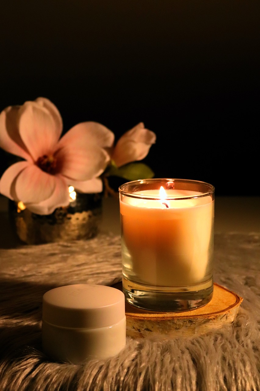 Inspiration zen avec une bougie allumée, posée sur une table avec une orchidée a coté dans une ambiance sobre